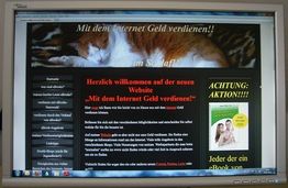 Ein Computermonitor zeigt eine Website mit dem Titel "Mit dem Internet Geld verdienen".