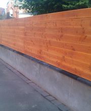 Sichtschutz Zaun mit sanierter alter Mauer und neuer Mauerkrone