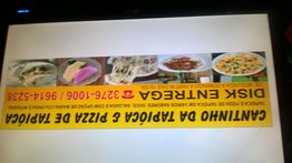 Imagem de cardápio com pratos italianos e informações de contato viradas para cima.