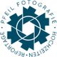 Logo mit Zahnrad-Design, Text: "Pfeil Fotografie, Hochzeiten, Reportage" in Kreisform.