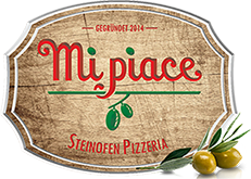 Schild mit "Mi piace" und Olive, darunter "Steinofen Pizzeria". Im Vordergrund liegen Oliven.