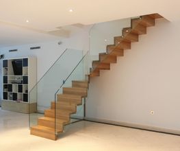 Faltwerktreppe mit Glasabstützung