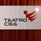 Logotipo do Teatro CIEE com fundo de cortina vermelha e figura estilizada lançando uma bola de luz.