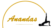 Logo con silueta haciendo yoga y la palabra "Anandas".