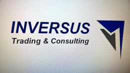 Logo mit blauem Text "INVERSUS Trading & Consulting" und einem blauen, grauen Pfeilsymbol.