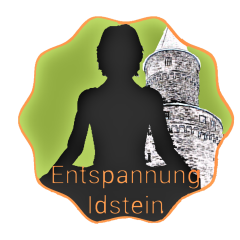Sitzende Person vor einem Turm mit Schriftzug "Entspannung Idstein" auf grünem Hintergrund.