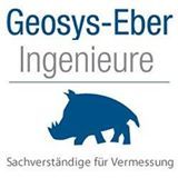 Logo der Geosys-Eber Ingenieure mit Wildschwein und Text "Sachverständige für Vermessung".