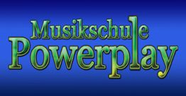 Text "Musikschule Powerplay" in grüner Schrift auf blauem Hintergrund.