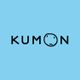Blauer Hintergrund mit schwarzem "KUMON"-Logo, das "O" hat ein einfaches Gesicht.