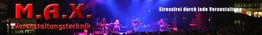 Bühnenbeleuchtung bei Konzert, Schriftzug: "M.A.X. Veranstaltungstechnik - Stressfrei durch jede Veranstaltung".