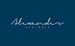Weiße Schrift auf dunkelblauem Hintergrund: "Alexander Steireif".