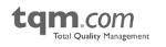 Logo: "tqm.com" in Grau mit dem Schriftzug "Total Quality Management" darunter.