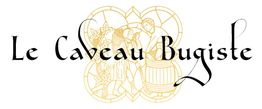 Logo "Le Caveau Bugiste" avec illustration de vigneron et tonneau en fond.