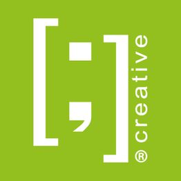 Logo verde con parentesi quadre, punto e virgola e scritta "creative" a destra in verticale.