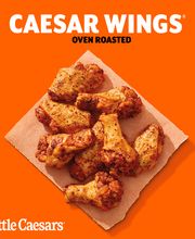 Alitas de pollo asadas sobre papel, fondo naranja, texto: "Caesar Wings", "Little Caesars".