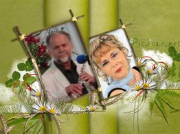 Zwei eingerahmte Fotos eines Mannes mit Mikrofon und einer Frau, verziert mit Blumen und Blättern.