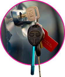 Autosleutels en sleutelhanger in contactslot van auto, close-up beeld.