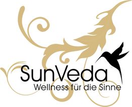 "SunVeda-Logo mit Text 'Wellness für die Sinne', filigranen goldenen Mustern und Vogel-Silhouette."