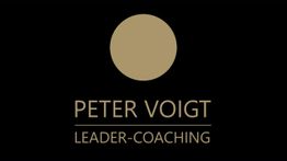 Schwarzer Hintergrund, goldener Kreis, darunter "PETER VOIGT LEADER-COACHING" in Goldschrift.