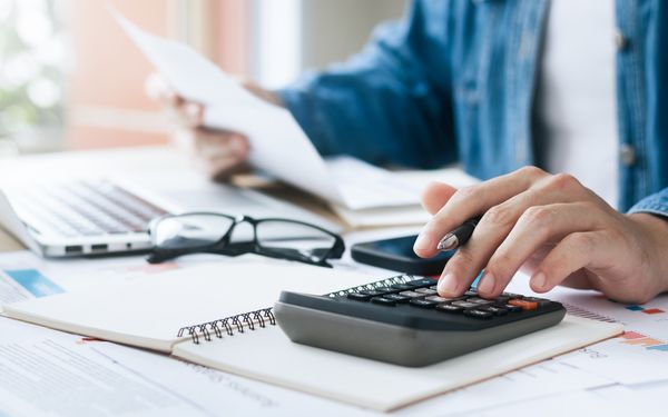 Eine Buchhalterin einer Logistikbranche erstellt eine kalkulatorische Übersicht für eine Speditionsfirma.