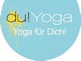 Blauer Hintergrund mit gelber und weißer Schrift: "du! Yoga. Yoga für Dich!".