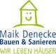 Logo mit grünem Haus, lächelndem Gesicht. Text: "Maik Denecke Bauen & Sanieren. Wir leben Häuser."