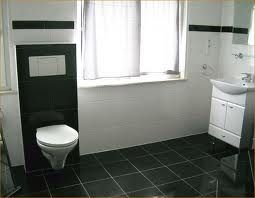 Modernes Badezimmer mit schwarzem Boden, WC, Waschbecken und Fenster mit Vorhang.