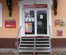 Eingang zum Fitnessstudio und Solarium