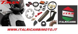 Scooter bianco con ricambi moto, logo ItaliRicambi e sito web italricambimoto.it.