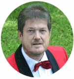 Mann im roten Anzug mit Fliege, grüner Hintergrund.