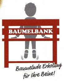 Ein Cartoon-Mensch sitzt auf einer Bank mit Text "BAUMELBANK" und "Baumelnde Erholung für Ihre Beine!"