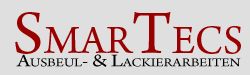 Textlogo: "SmarTecs Ausbeul- & Lackierarbeiten" in Rot auf grauem Hintergrund.