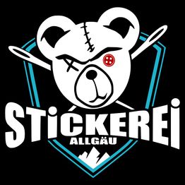 Ein Teddy mit Knopf-Auge und gekreuzten Nadeln. Text: Stickerei Allgäu.