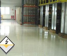 Im AS-Beschichtungssystem wird die cds-Beschichtung HB-AS, ein pigmentiertes elektrostatisch ableitfähiges 2-Komponenten-Epoxidharz, als glatte Deckschicht eingesetzt. Es findet Anwendung im Innenbereich auf Betonböden und zementgebundenen Estrichen, beis