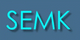 Text "SEMK" in leuchtendem Blau vor grauem Hintergrund.