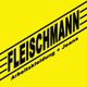 Gelbes Logo mit schwarzem Text: "Fleischmann Arbeitskleidung + Jeans", diagonal gestaltet.
