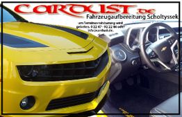 Gelbes Auto mit schwarzem Streifen, Lenkrad und Armaturenbrett; Text über Fahrzeugaufbereitung.