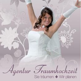 Braut in weißem Kleid streckt die Arme aus. Hintergrund mit Blumenmuster und Text "Agentur Traumhochzeit".