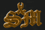 Goldene Buchstaben "S&M" im gotischen Stil auf schwarzem Hintergrund.
