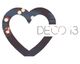 Corazón blanco con fondo borroso y texto "DECO 13" a la derecha.