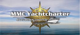 MMC Yachtcharter-Logo vor einem Kompass und Meereshintergrund.