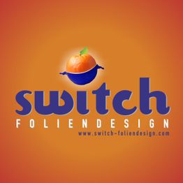 Logo mit Orange als Halbkreis, Text: "switch Foliendesign". Hintergrund in Orange.