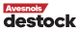 Texte "Avesnois destock" en noir et rouge sur fond blanc.