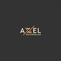 Textlogo "AXEL RIETHMÜLLER" auf dunkelgrauem Hintergrund, orangefarbene Linie im "X".