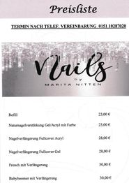 Preisliste für Nagelservices mit Telefonnummer zur Terminvereinbarung und verschiedenen Angeboten.