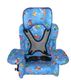 Blauer Kindersitz mit bunten Mustern und integriertem Sicherheitsgurt, für Fahrzeugnutzung.