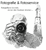 Person mit Kamera vor einem Leuchtturm. Text: Fotografie & Fotoservice, Fotografieren ist mehr ...
