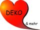 Rotes Herz mit Text "DEKO & mehr" in Schwarz.