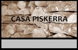 Texto "CASA PISKERRA" sobre fondo de troncos apilados en tonos sepia.