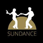 Scherenschnitt von tanzendem Paar über beigem Bogen, darunter Text "Sundance".